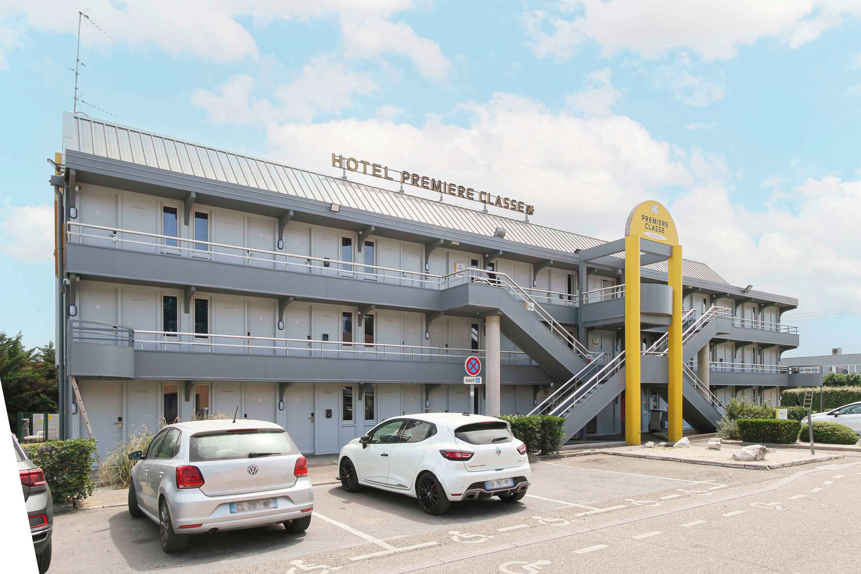 Un hotel con un cartello che riporta la scritta 'HOTEL PREMIERE CLASSE'.