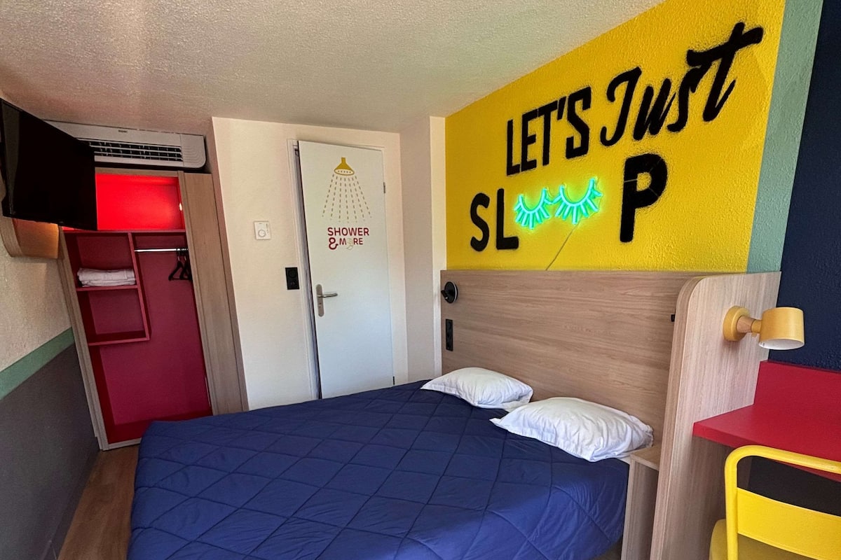 Kamar Standar, 1 Tempat Tidur Double | Meja kerja, tirai kedap cahaya, Wi-Fi gratis, dan seprai linen