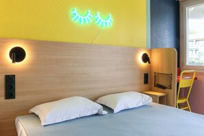 Desk, laptop workspace, blackout curtains, free cots/infant beds - Premiere Classe Vitrolles - Marseille Aeroport (Vitrolles)