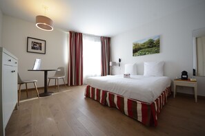 Superior Room (double bed) | Desk, laptop workspace, soundproofing, free WiFi - Cerise Chatou (Chatou)