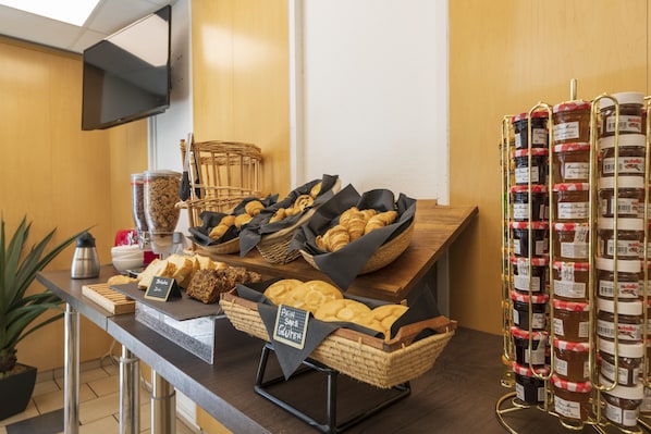 Petit déjeuner buffet servi tous les jours en supplément