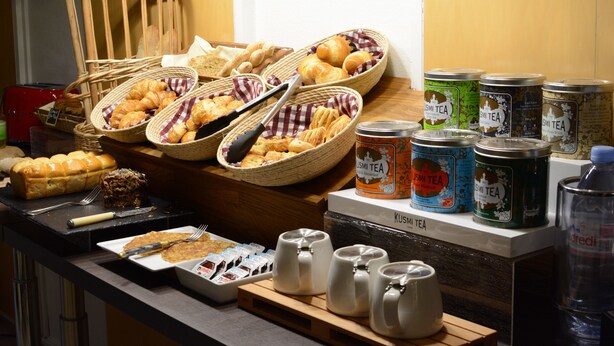 Un buffet proposant une variété de plats et de choix de thés.