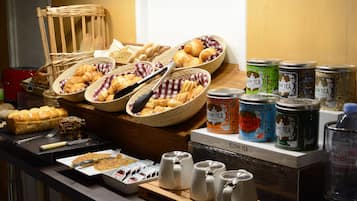 Colazione a buffet, servita tutte le mattine (13 EUR a persona)