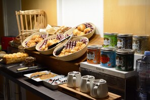 A buffet with various food items and tea options. - Cerise Chatou (Chatou)