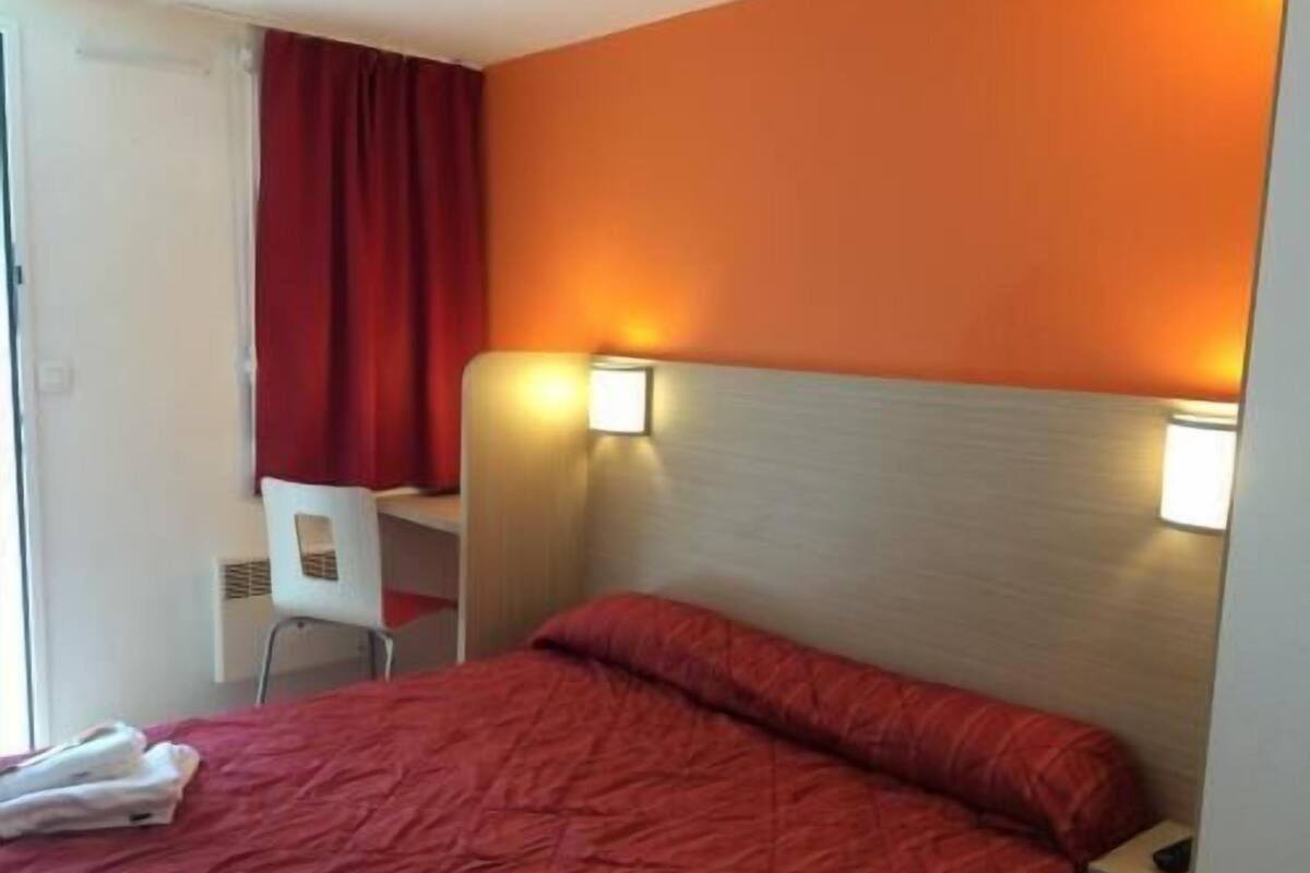 Desk, free WiFi, bed sheets