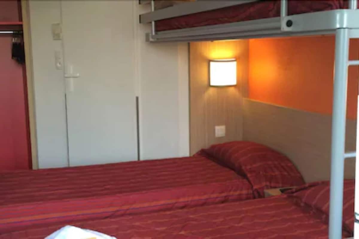 Desk, free WiFi, bed sheets