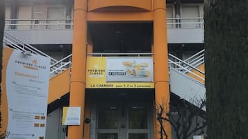A hotel entrance with a prominent archway labeled 'PREMIERE CLASSE HOTEL.'