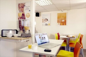 Petit déjeuner buffet (6.50 EUR par personne)