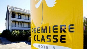 A yellow sign with a white fleur-de-lis symbol and the words "PREMIERE CLASSE HOTELS". - Hotel Première Classe Salon De Provence (Salon-de-Provence)
