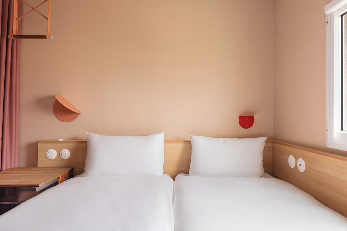 Habitación, 2 camas individuales | Escritorio, cortinas opacas, sistema de insonorización y cunas gratuitas