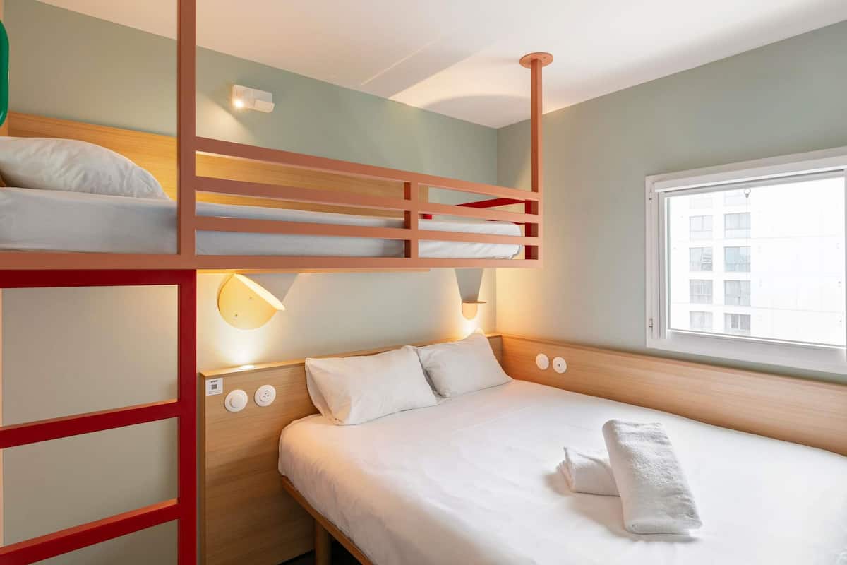 Trippelrum - flera sÀngar | Skrivbord, mörklÀggningsgardiner, ljudisolering och gratis barnsÀngar