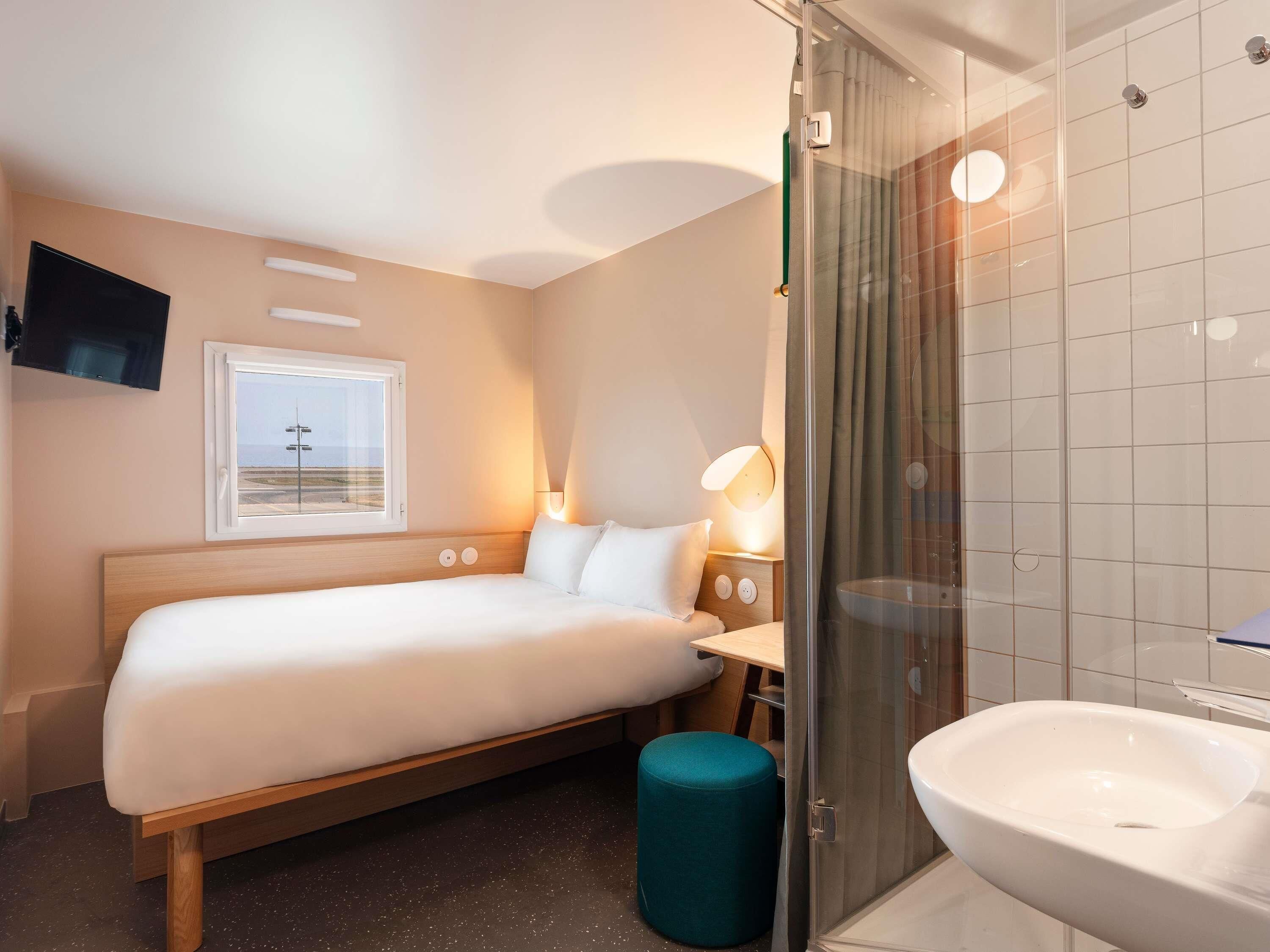 Escritorio, cortinas opacas, sistema de insonorización y cunas gratuitas