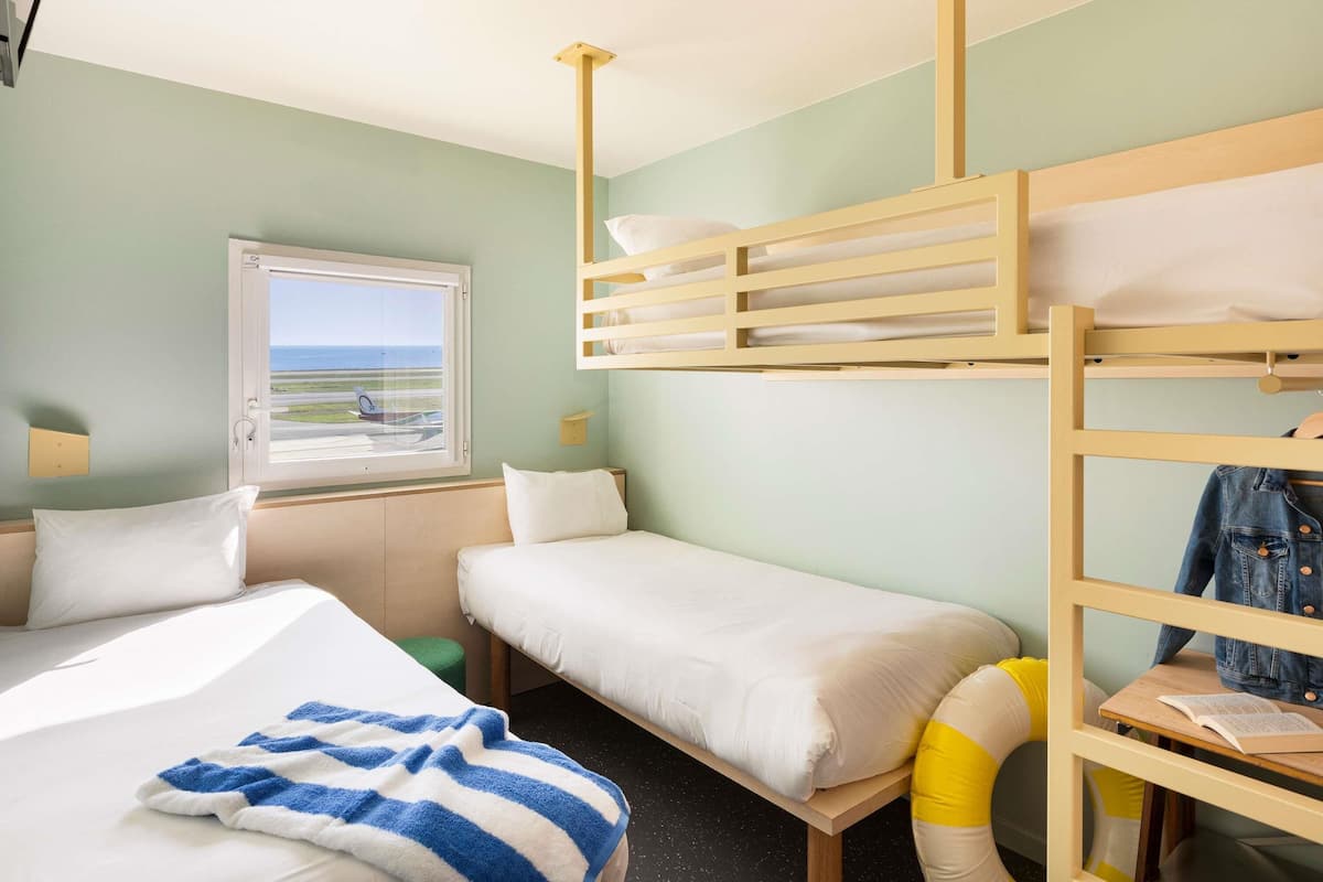 Rum - 3 enkelsÀngar | Skrivbord, mörklÀggningsgardiner, ljudisolering och gratis barnsÀngar