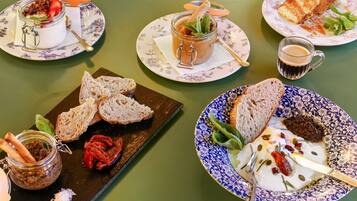 Dagelijks continentaal ontbijt (EUR 12.90 per persoon)