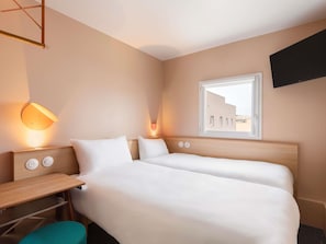Room, 2 Twin Beds | Desk, blackout drapes, soundproofing, free cribs/infant beds