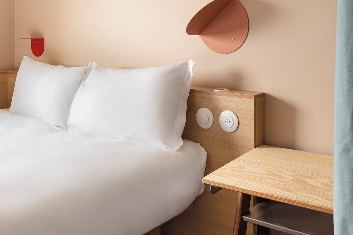 desk, blackout curtains, soundproofing, free cots/infant beds