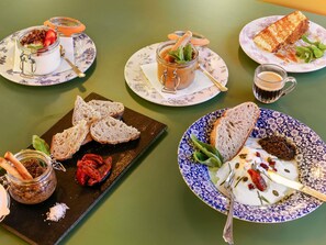 A table set with various food items, including bread, a dessert, and a beverage. - Greet Hotel Nice Aéroport Promenade des Anglais (Nice)