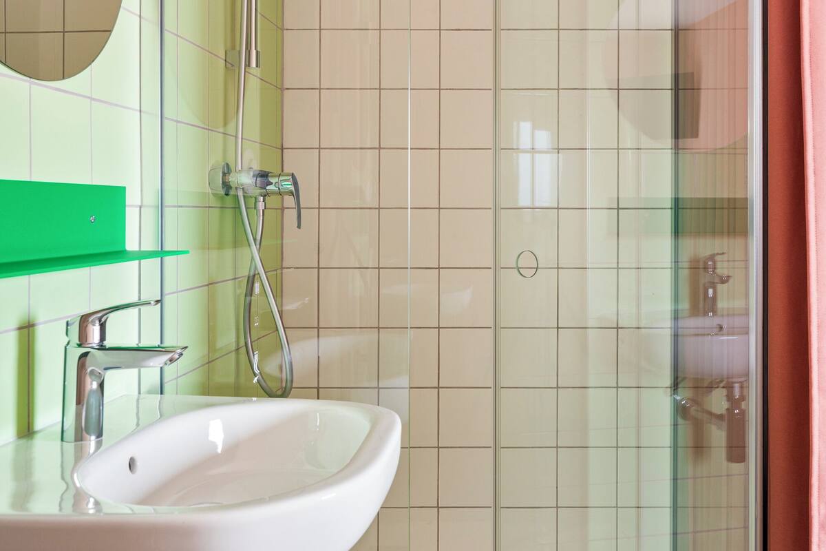 room, 2 single beds | bathroom | shower, eco-friendly toiletries, towels