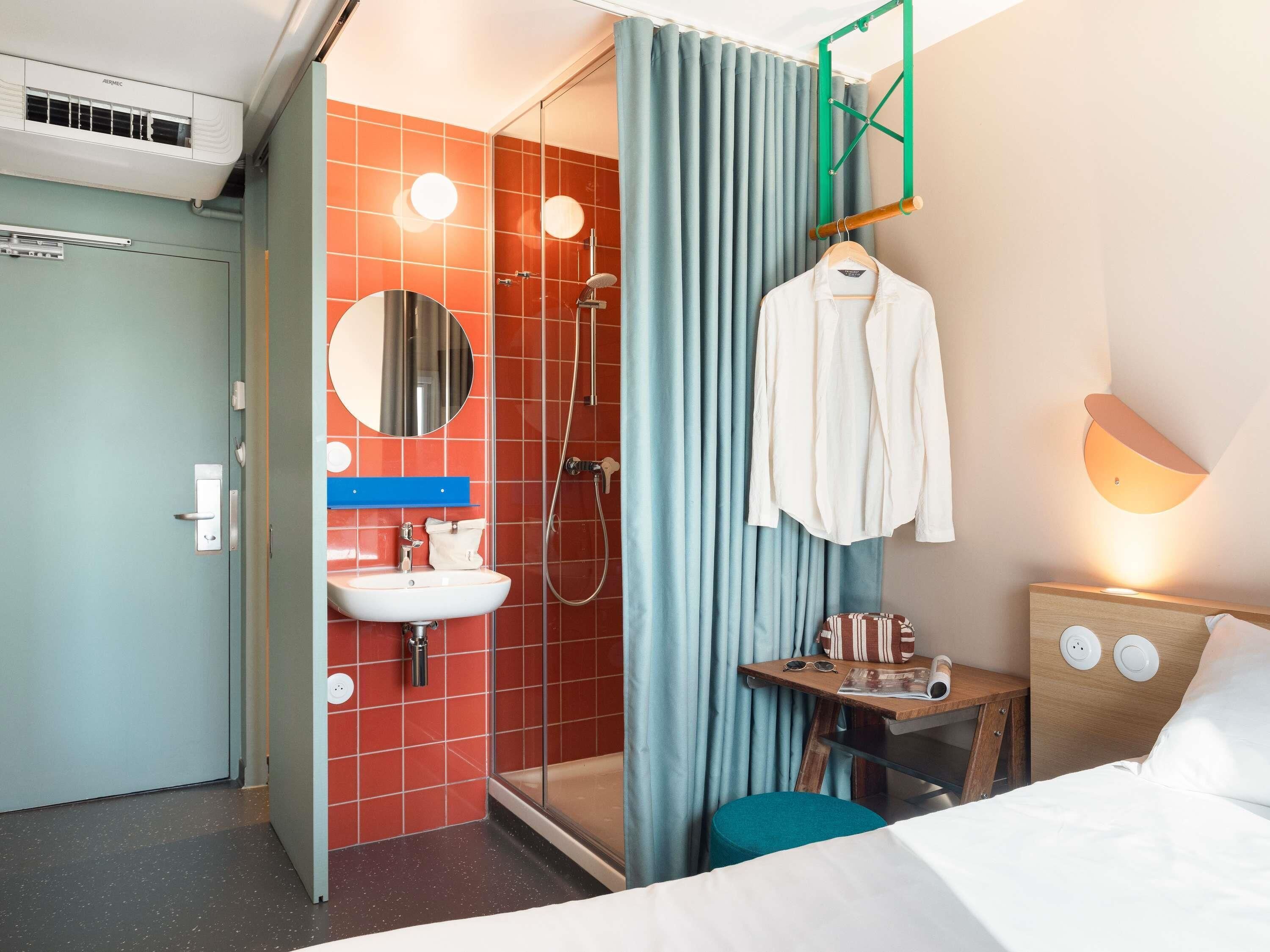 Escritorio, cortinas opacas, sistema de insonorización y cunas gratuitas