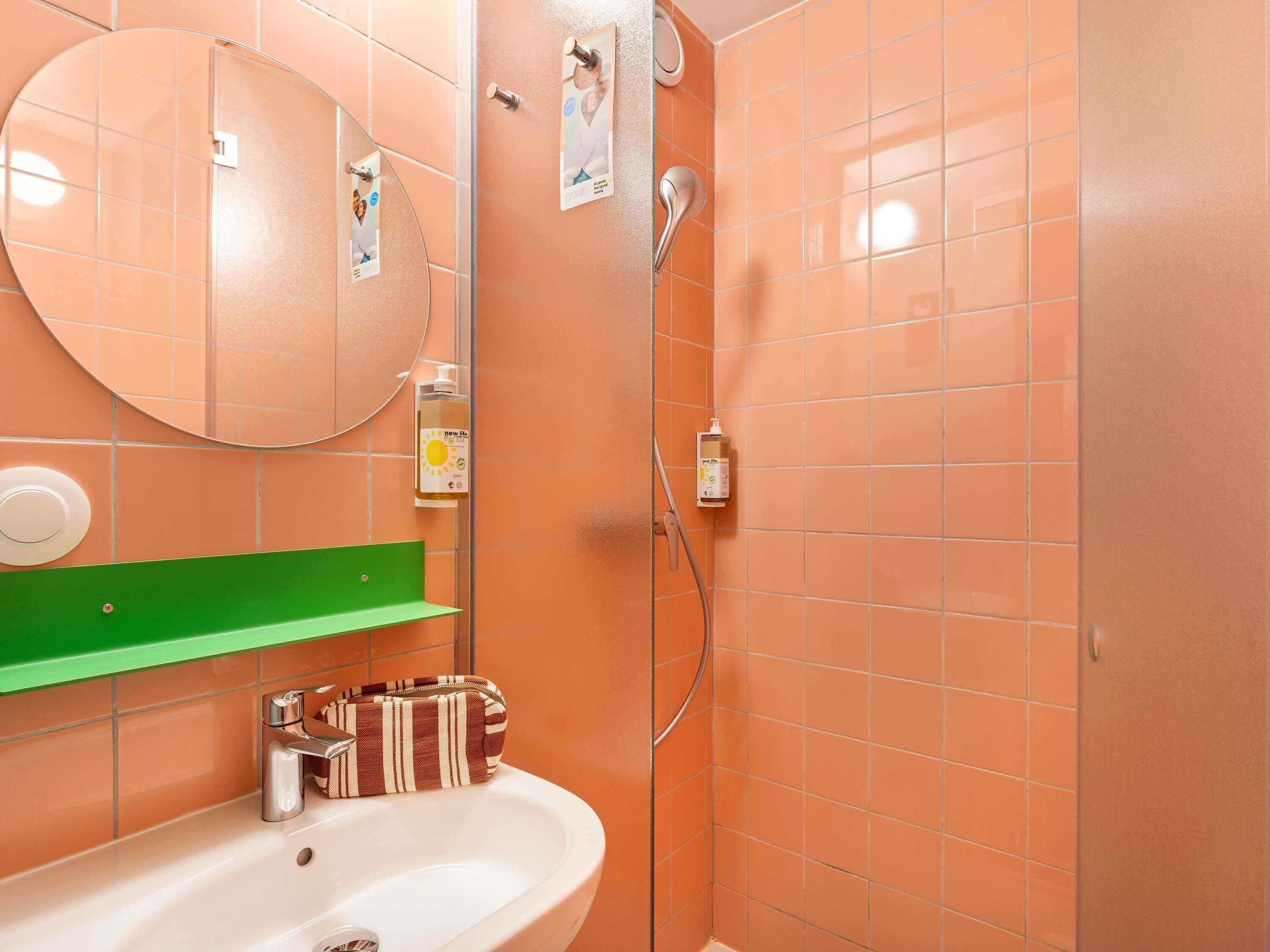 Escritorio, cortinas opacas, sistema de insonorización y cunas gratuitas