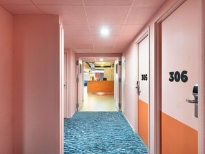 Desk, blackout drapes, soundproofing, free cribs/infant beds - Greet Hotel Nice Aéroport Promenade des Anglais (Nice)