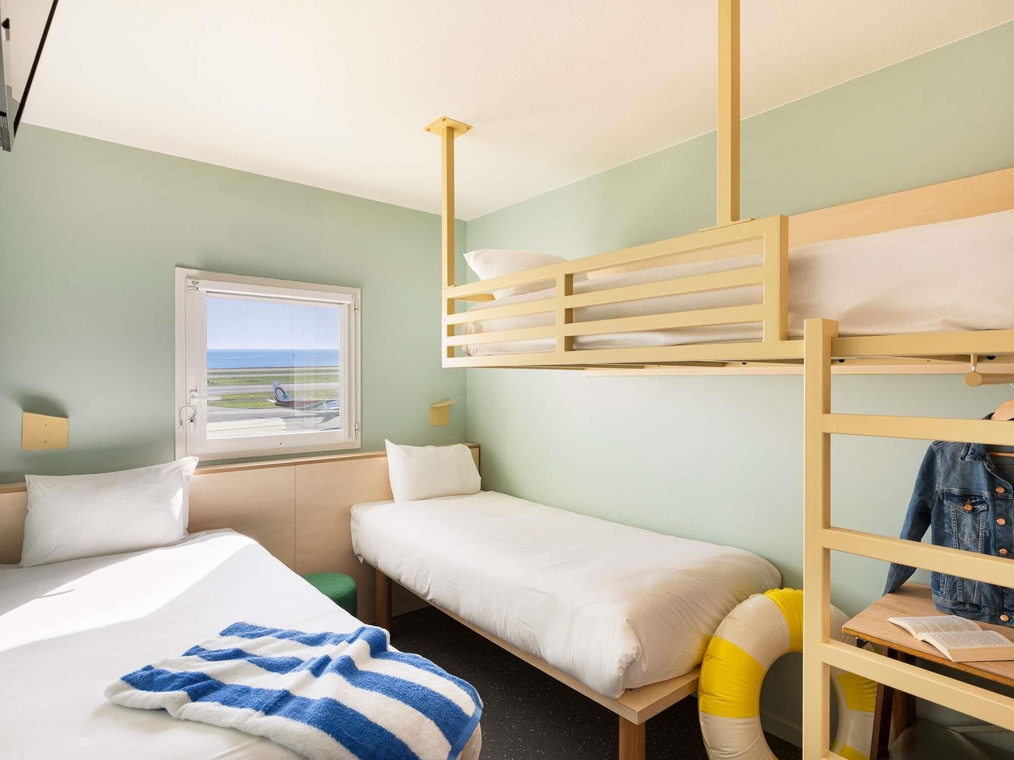 Room, 3 Twin Beds | Desk, blackout drapes, soundproofing, free cribs/infant beds