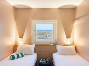 Kamer, 2 eenpersoonsbedden | Een bureau, verduisterende gordijnen, geluiddichte muren