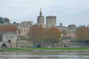 A historic castle with multiple towers and a moat. - Premiere Classe Avignon Sud - Parc des Expositions (Avignon)