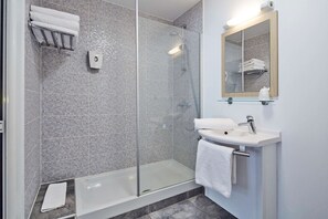 Shower, eco-friendly toiletries, towels - Premiere Classe Avignon Sud - Parc des Expositions (Avignon)