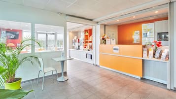 Petit déjeuner buffet (7.20 EUR par personne)