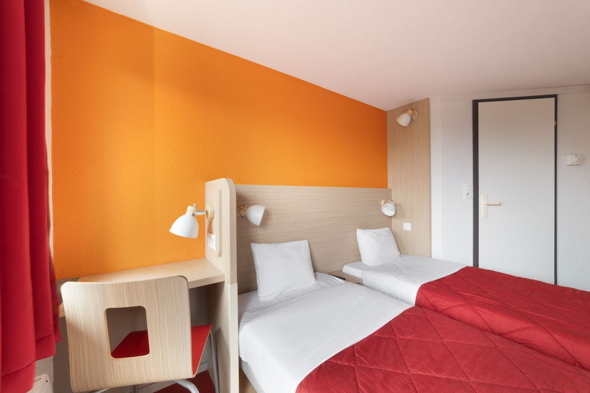 Habitación estándar, 2 camas individuales | Escritorio, cortinas blackout, insonorización y cunas gratuitas