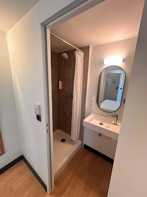 Standardzimmer, 1 Doppelbett | Badezimmer | Dusche, umweltfreundliche Kosmetikartikel, Handtücher