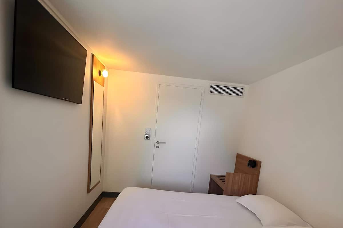 Standard Room, 2 Single Beds | Room amenity