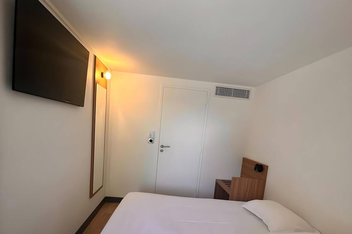 Standard Room, 2 Twin Beds | Room amenity