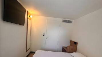 Standard Room, 2 Twin Beds | Room amenity