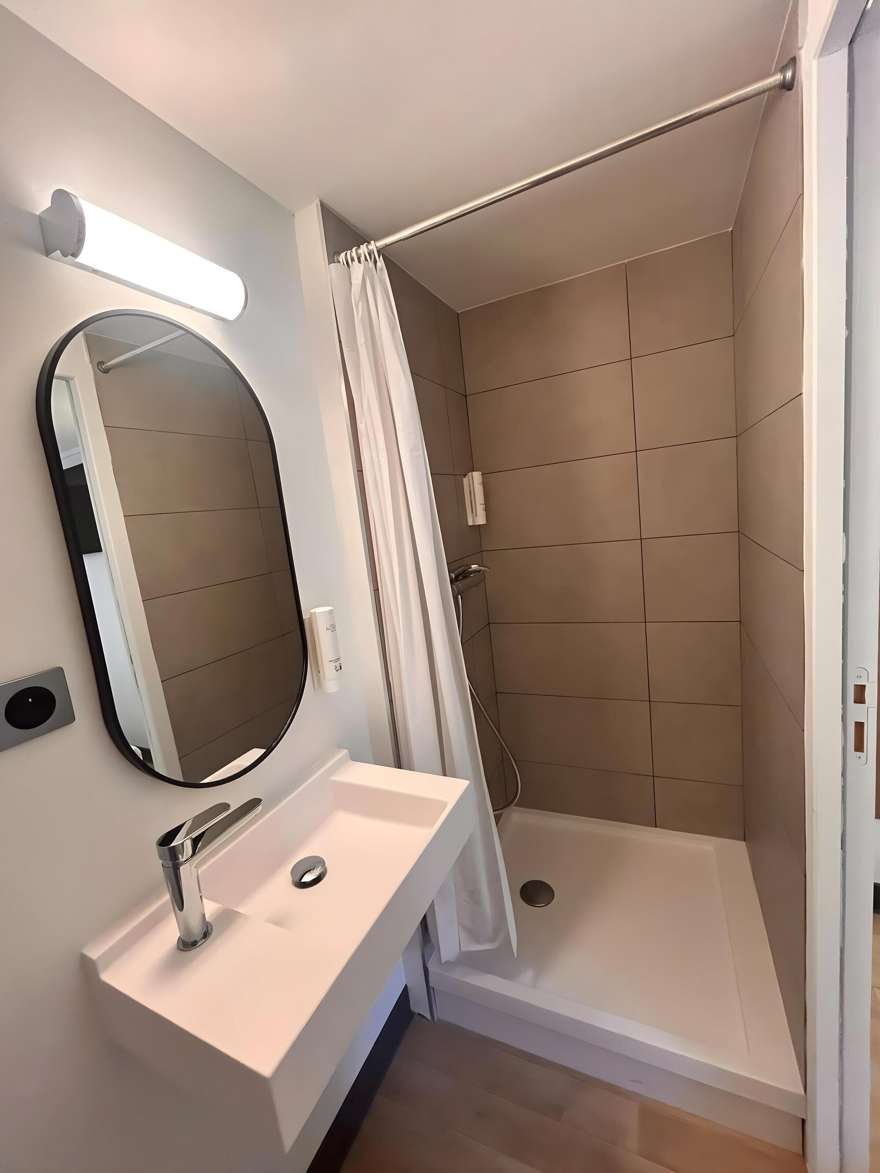 Shower, eco-friendly toiletries, towels