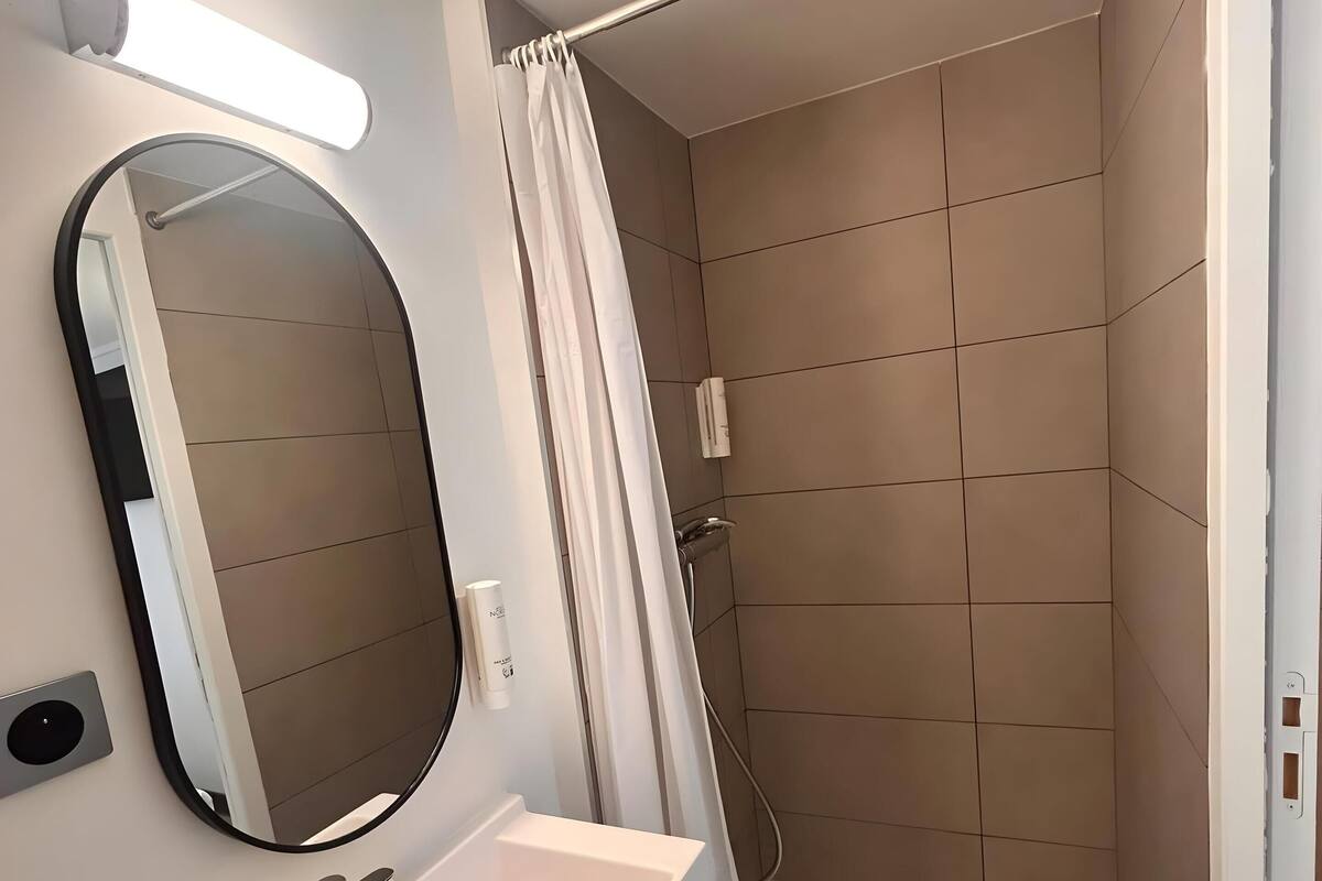 Shower, eco-friendly toiletries, towels