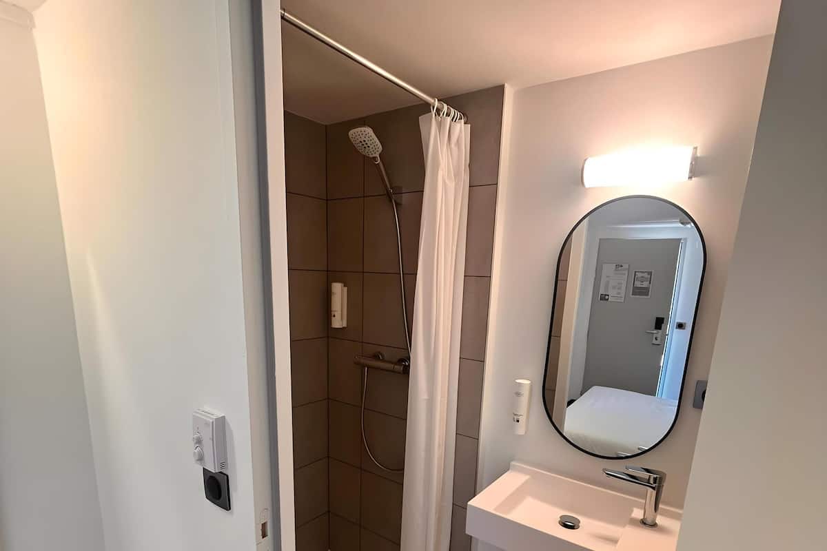 Shower, eco-friendly toiletries, towels