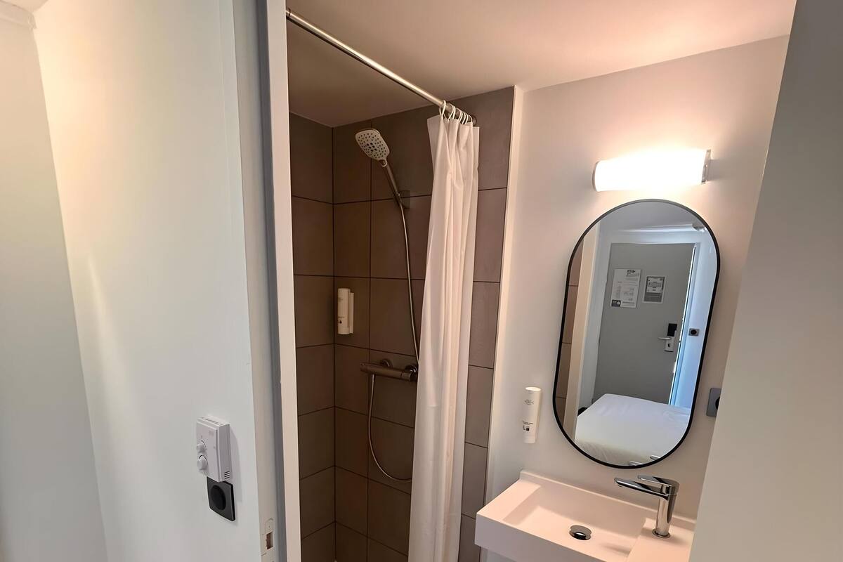 Shower, eco-friendly toiletries, towels