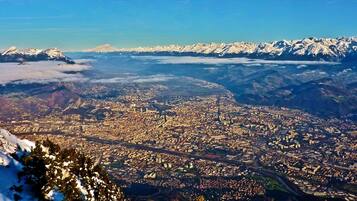 Una vista panorámica de una ciudad con montañas nevadas al fondo.