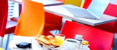 Tägliches Frühstücksbuffet (6.2 EUR pro Person)