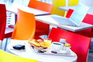 Petit déjeuner buffet (6.2 EUR par personne)