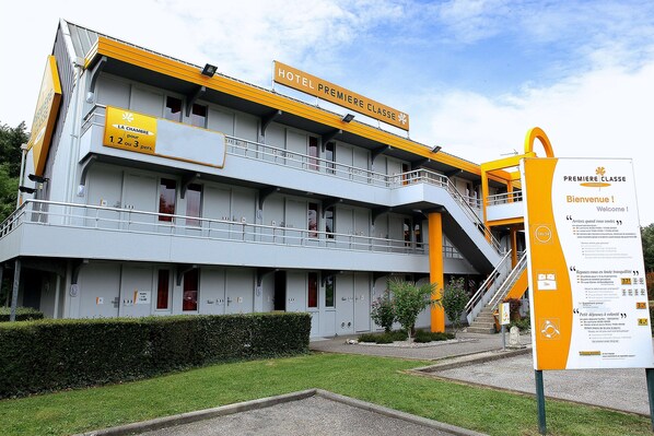 Un hotel con un letrero que indica que puede alojar a 1 a 3 personas por habitación.