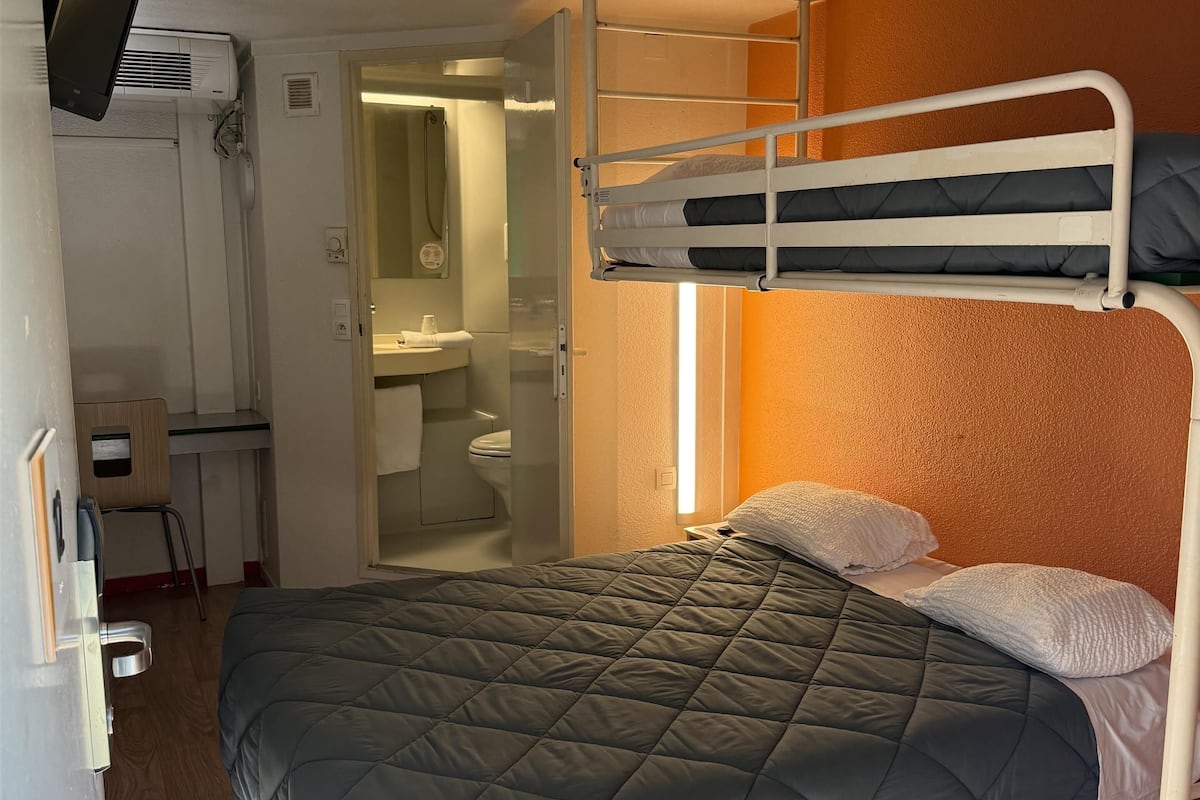 Habitación estándar, varias camas (1 Double and 1 Single bed) | Escritorio, cortinas blackout, wifi gratis y ropa de cama