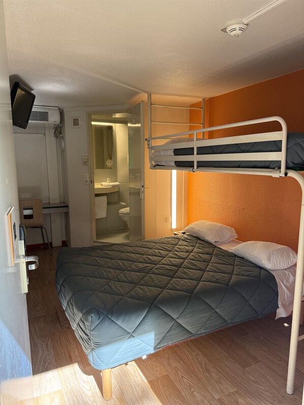 Rom – standard, flere senger (1 Double and 1 Single bed) | Skrivebord, blendingsgardiner, wi-fi (inkludert) og sengetøy