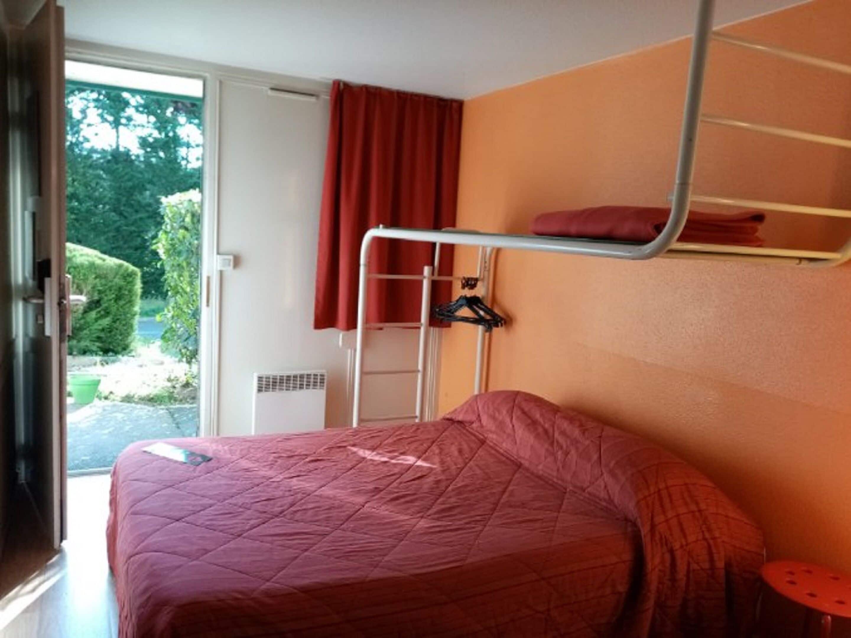 Meja, langsir/tirai gelap terus, Wi-fi percuma, cadar katil 