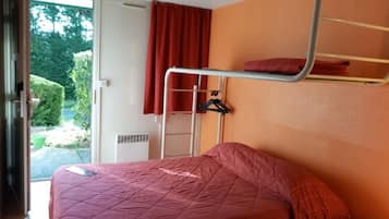 Meja, langsir/tirai gelap terus, Wi-fi percuma, cadar katil