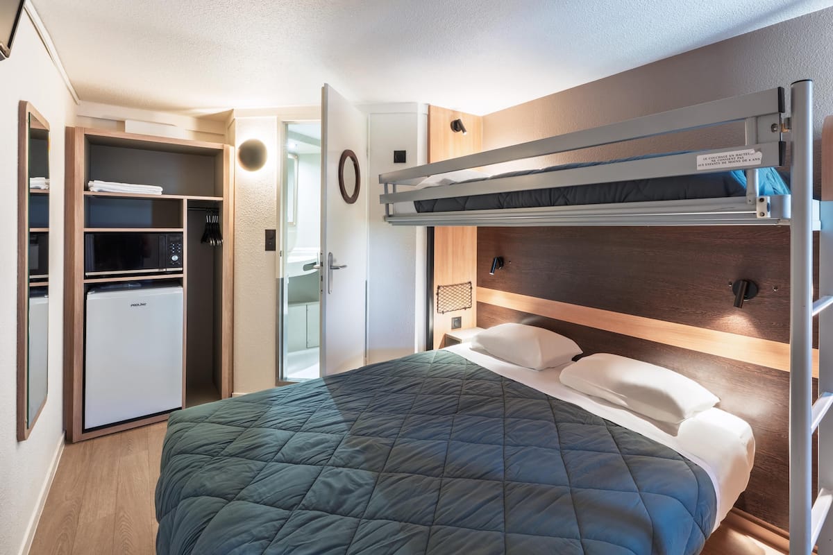 Habitación estándar, 1 cama Queen size | Ropa de cama de alta calidad, escritorio y cortinas blackout