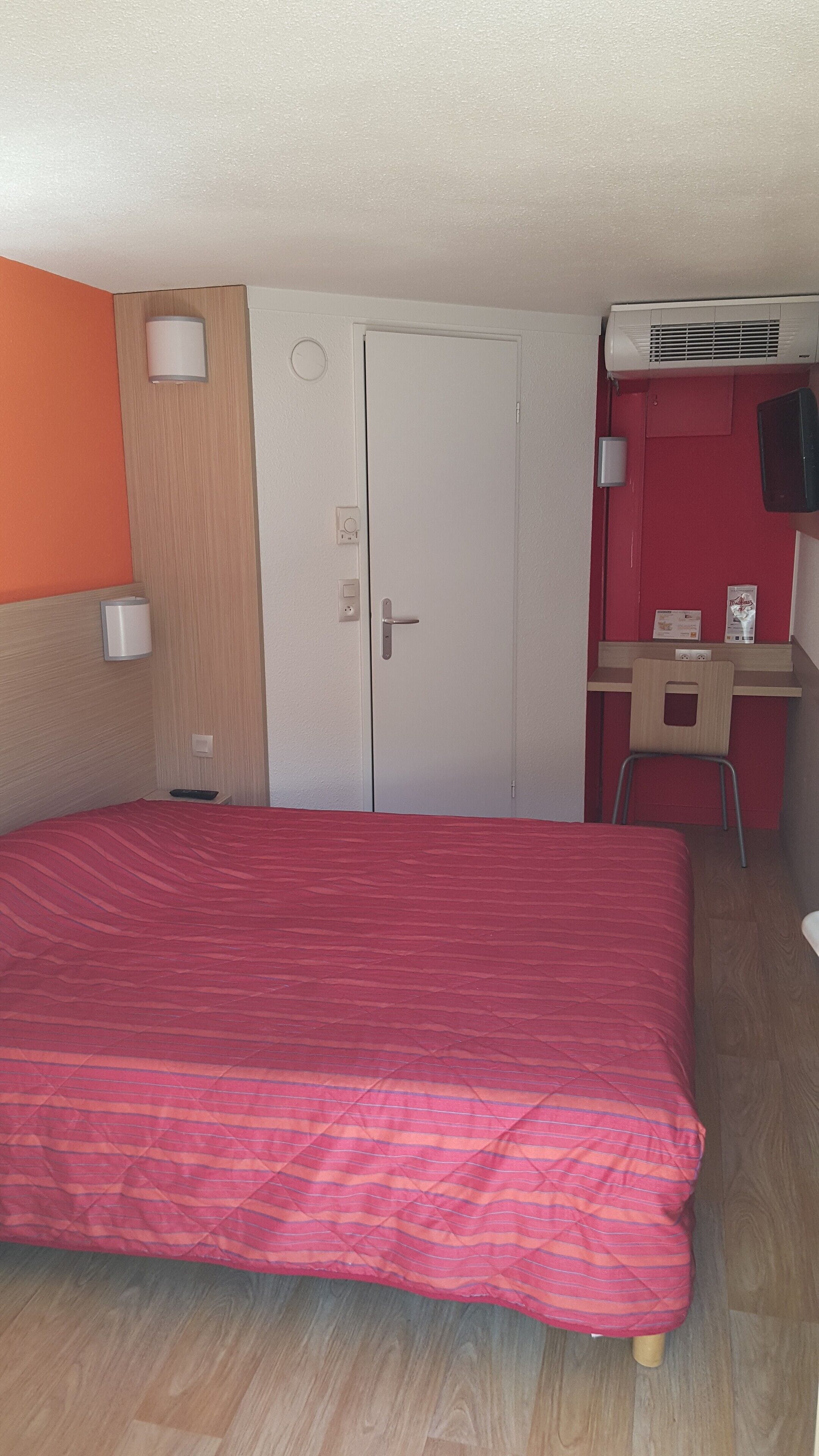 standard room, 1 double bed | premium bedding, desk, blackout curtains, iron/ironing board