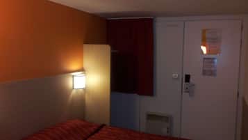 Ropa de cama de alta calidad, escritorio y cortinas blackout